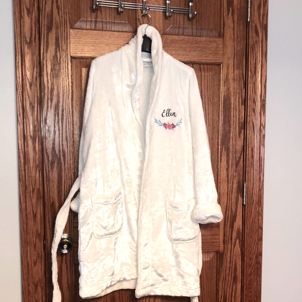 NIB Floral Embroidered Short Ivory Fleece Robe
